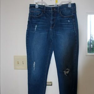 Sneak Peak High Rise Skinny Jeans. Size 31. Very small distressing. Frayed ends.